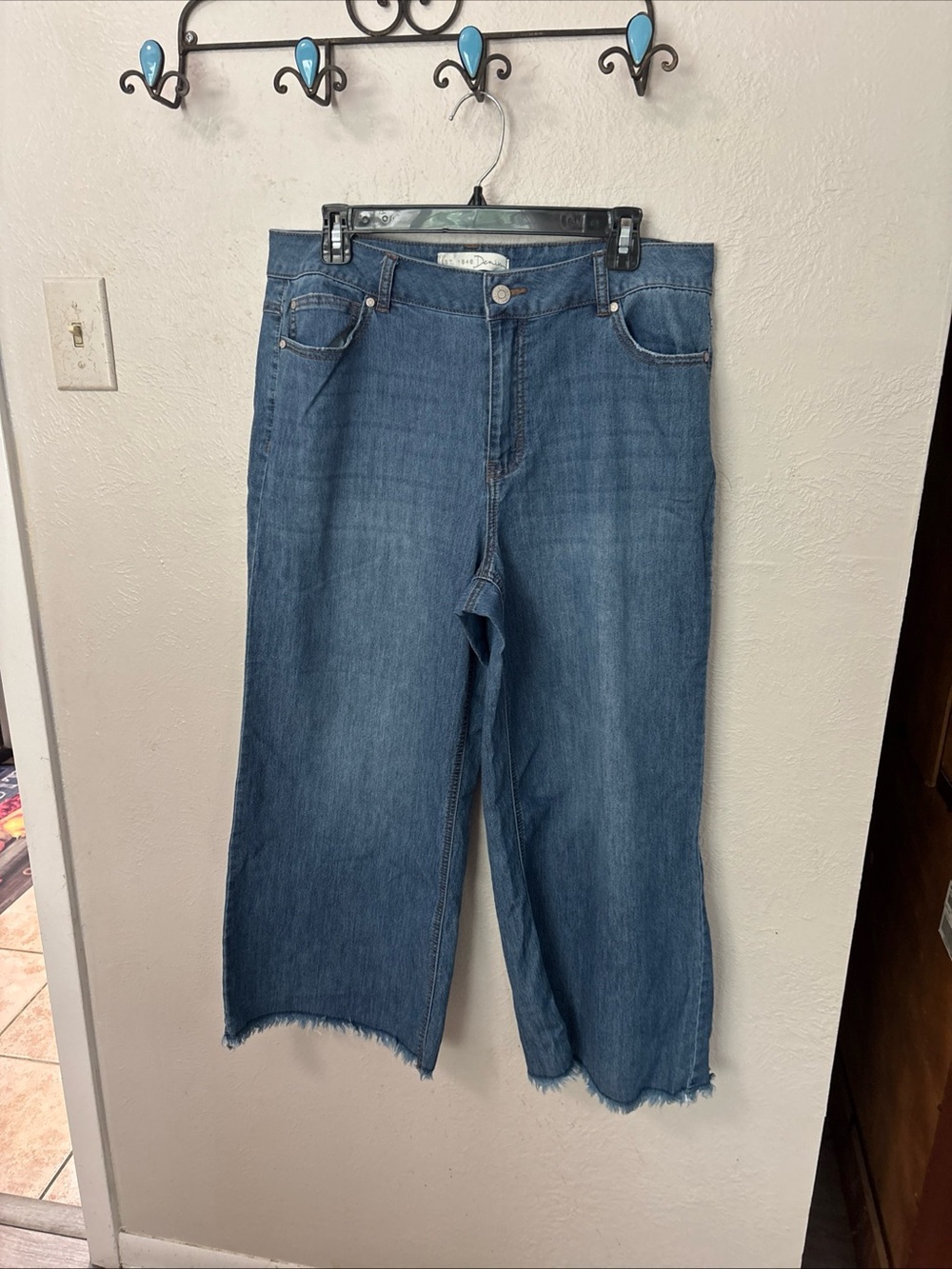Women’s Blue Wide-Leg Crop Jeans EST 1948